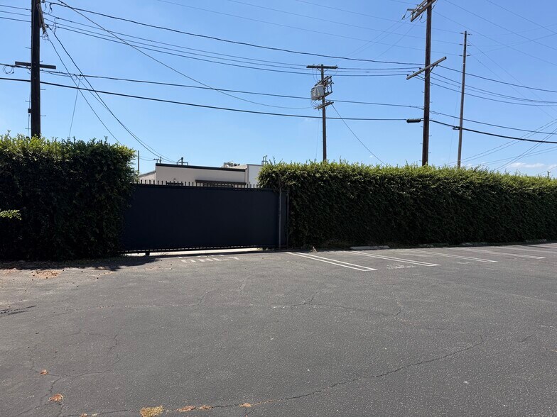 More Photos Of 13927 Saticoy St, Panorama City Movie Radio TVStudio For Lease