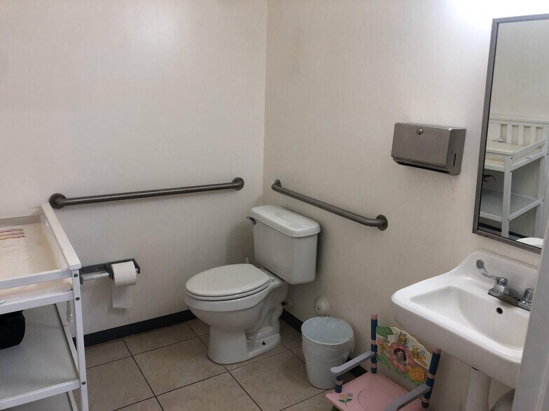 More Photos Of 17401 NW 2nd Ave, Miami Warehouse For Sale