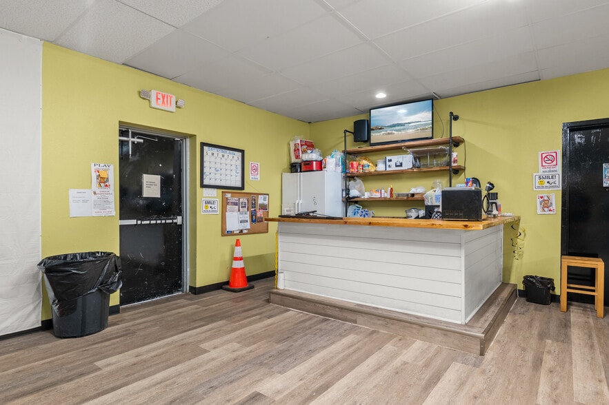 More Photos Of 2541 W Southcross Blvd, San Antonio General Retail For Lease