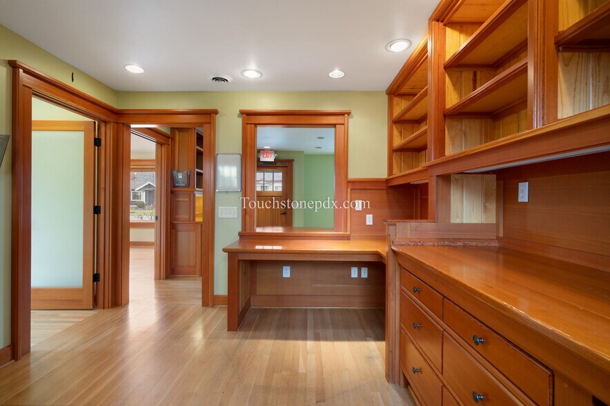 More Photos Of 685 Portland Ave, Gladstone Medical For Lease