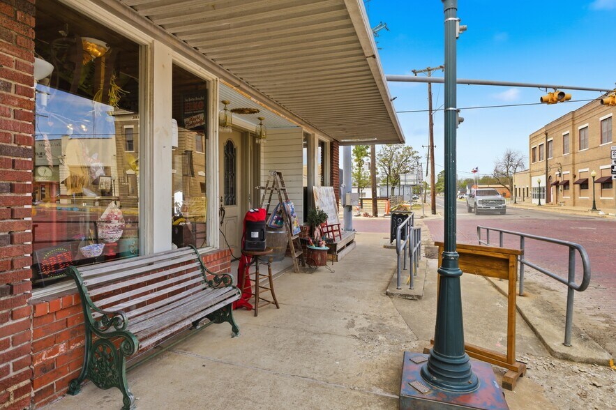 More Photos Of 10 S Side Sq, Cooper Freestanding For Sale