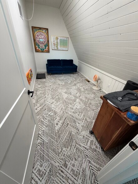 More Photos Of 720 N Westlink Ave, Wichita Office For Lease