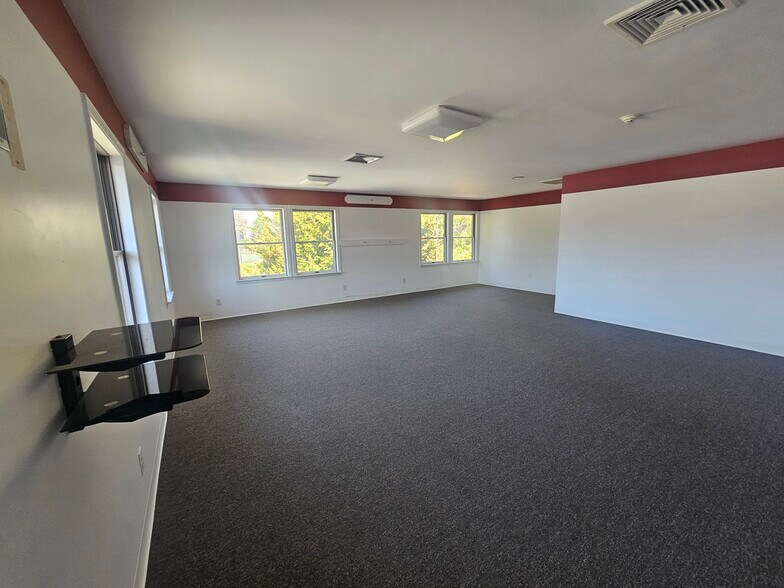 More Photos Of 100 Quarry Rd, Hamburg Medical For Lease