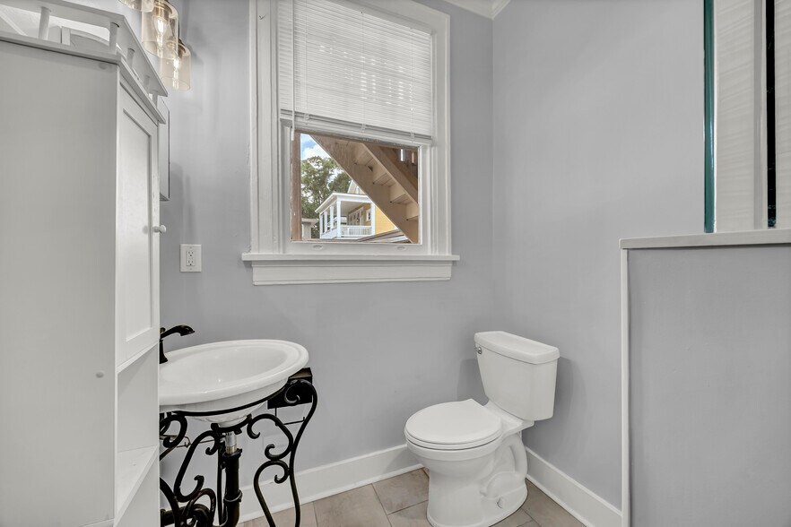 More Photos Of 8 S 7th St, Wilmington Office For Sale