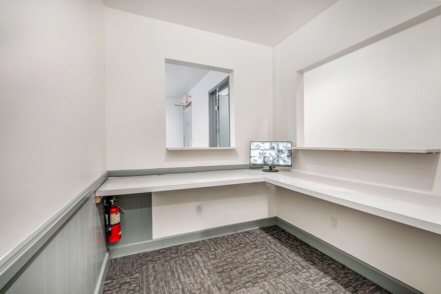 More Photos Of 1324-1332 N Avalon Blvd, Wilmington Office For Lease