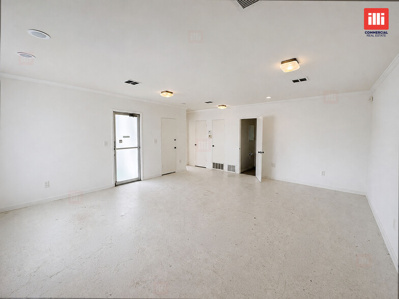 More Photos Of 5301-5307 Comercio Ln, Woodland Hills Storefront For Lease