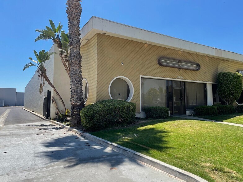 More Photos Of 19410-19420 Business Center Dr, Northridge Warehouse For Lease
