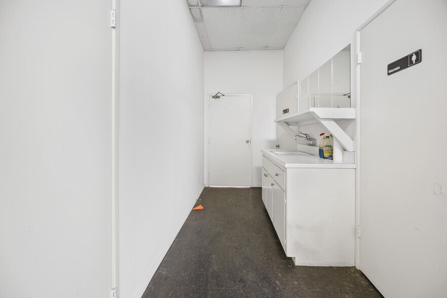 More Photos Of 15201 Prairie Ave, Lawndale Flex For Sale