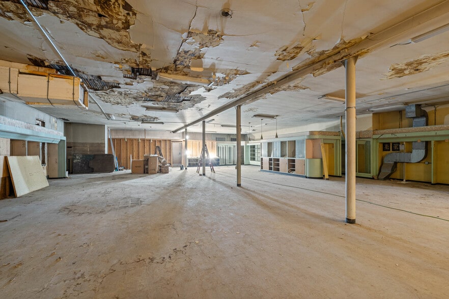More Photos Of 1309 Tower Ave, Superior Restaurant For Sale