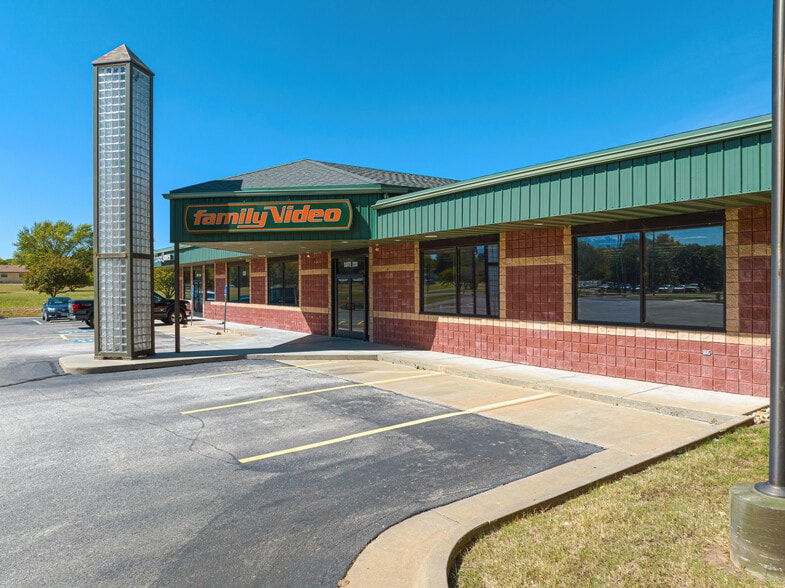 More Photos Of 818 E Meadowlark Blvd, Derby Freestanding For Lease