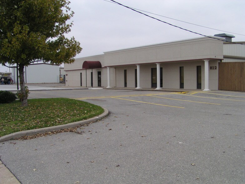 Primary Photo Of 810-812 SE 3rd St, Lawton Light Manufacturing For Sale