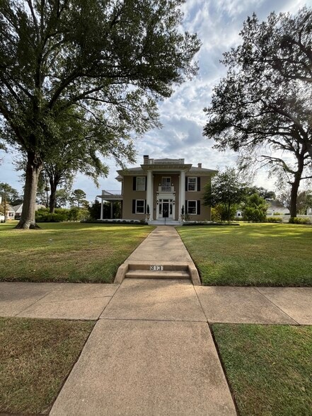 More Photos Of 313 E Charnwood St, Tyler Office For Lease