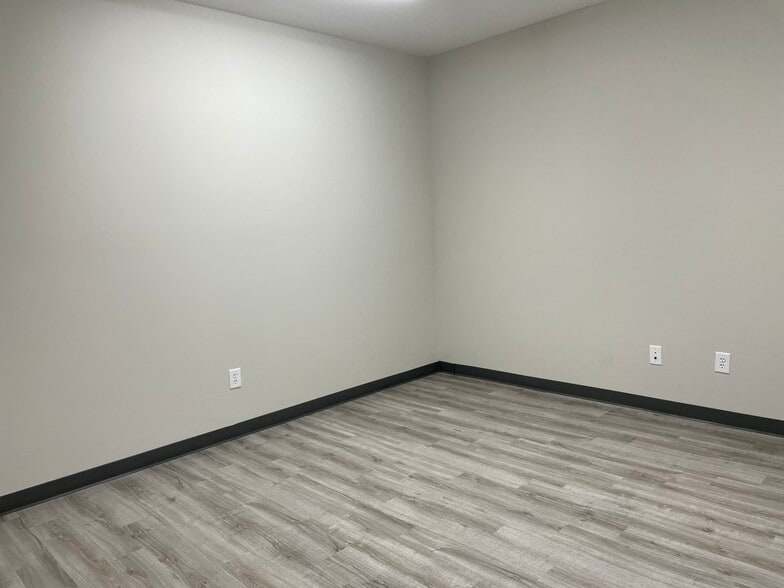 More Photos Of 247 River Park North Dr, Woodstock Medical For Sale
