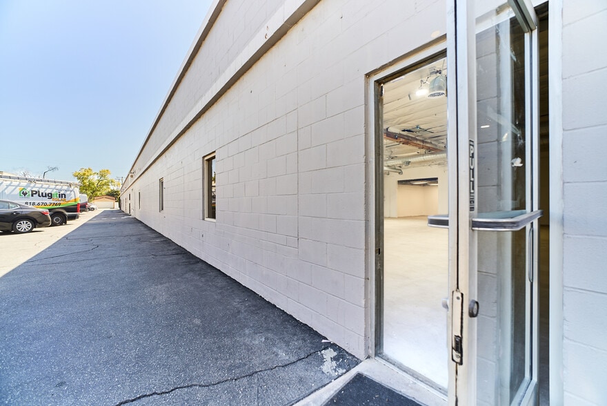 More Photos Of 15013-15019 Califa St, Van Nuys Manufacturing For Lease