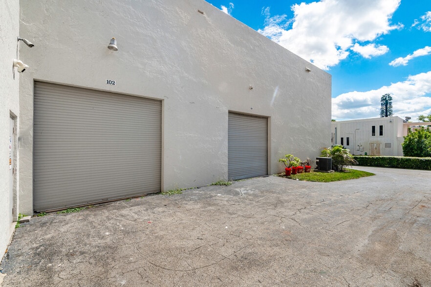 More Photos Of 3650 Coral Ridge Dr, Coral Springs Light Manufacturing For Sale