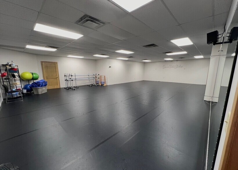 More Photos Of 146 Lake St N, Forest Lake Medical For Lease