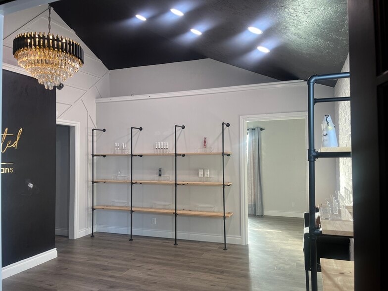 More Photos Of 911 E MacArthur St, Shawnee Showroom For Lease