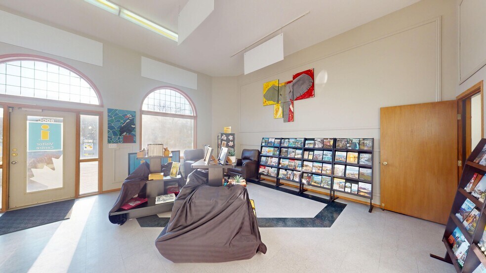 More Photos Of 800 Baker St, Cranbrook Storefront Retail Office For Sale