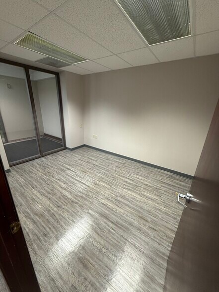 More Photos Of 604 N Main St, Wichita Office For Sale