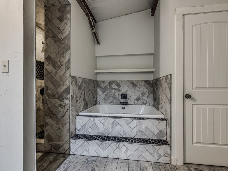 More Photos Of 6355 Boucher Dr, Edmond Showroom For Lease