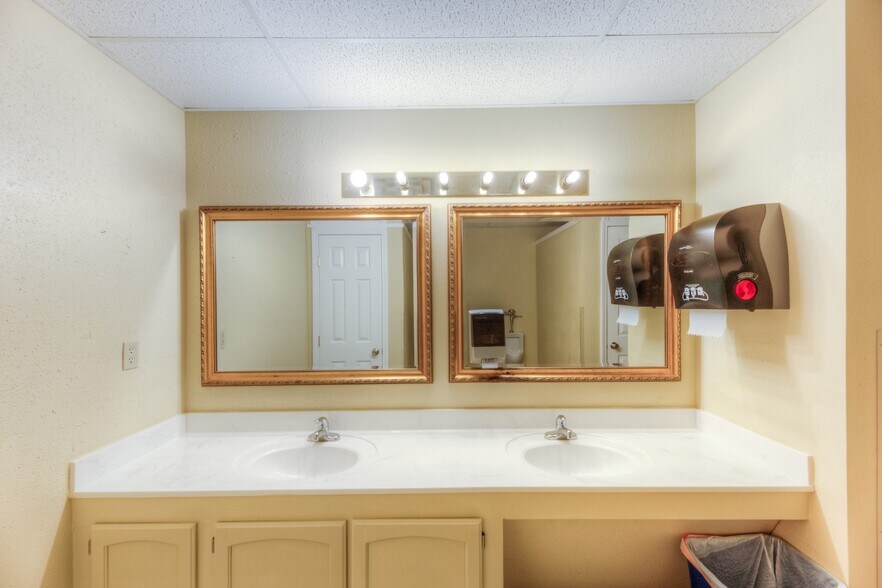 More Photos Of 1109 E Memphis St, Broken Arrow Religious Facility For Lease