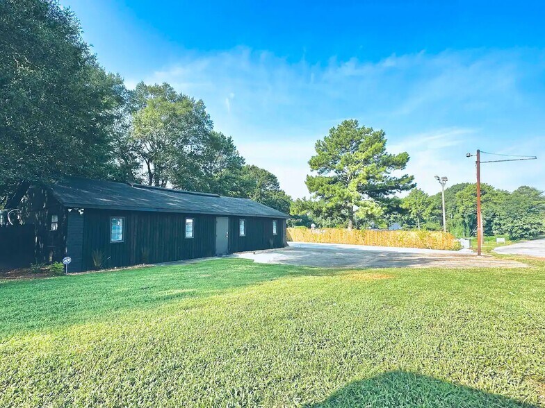 More Photos Of 380 SW Amal Dr, Atlanta Freestanding For Sale