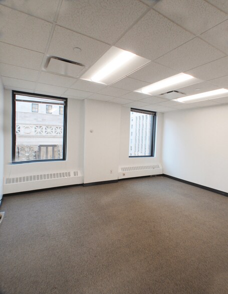 More Photos Of 100 N LaSalle St, Chicago Office For Lease