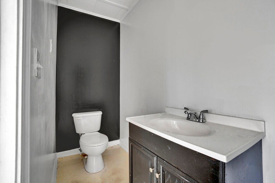 More Photos Of 12117 Highway 221, Woodruff Office For Sale