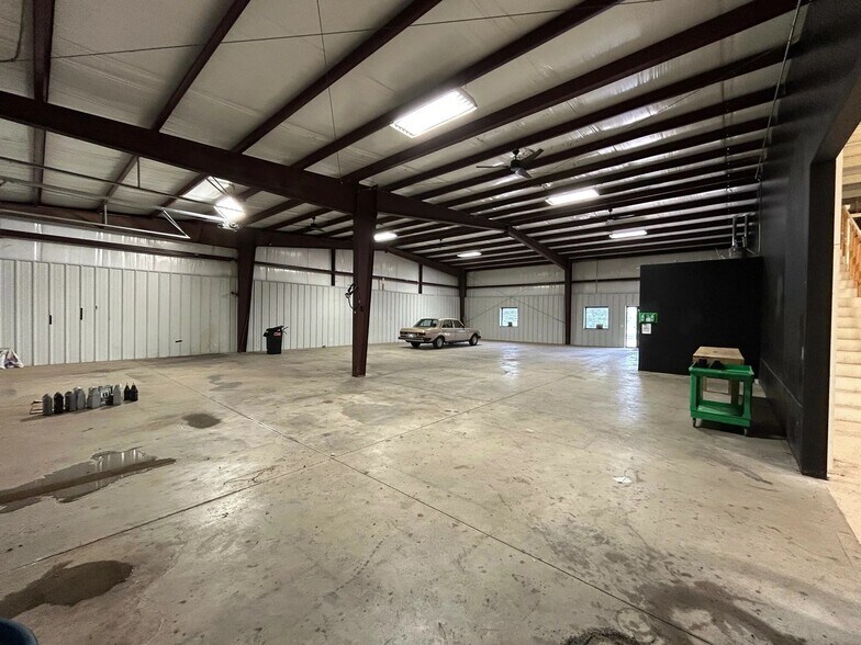 More Photos Of 10549 NW 10th St, Oklahoma City Industrial For Lease