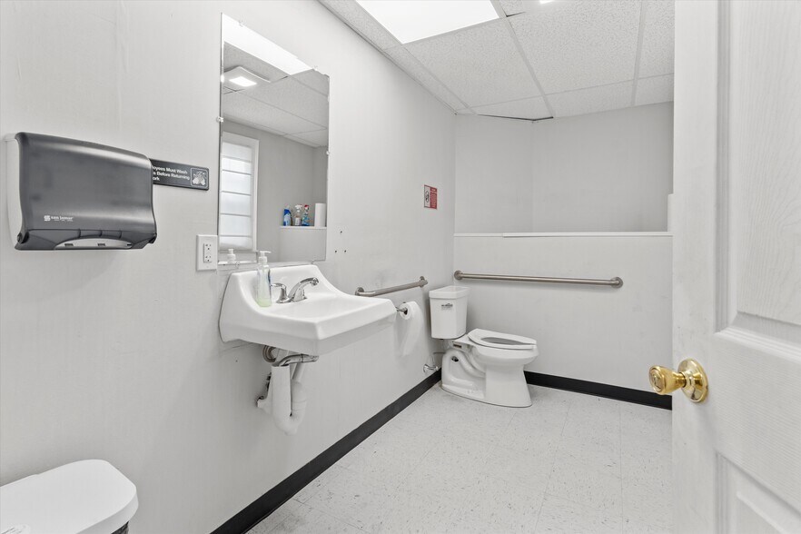 More Photos Of 47 Chelmsford St, Chelmsford Storefront Retail Residential For Sale