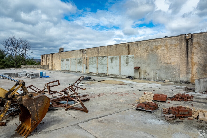 More Photos Of 7 Frontage Rd, Clinton Township Warehouse For Sale