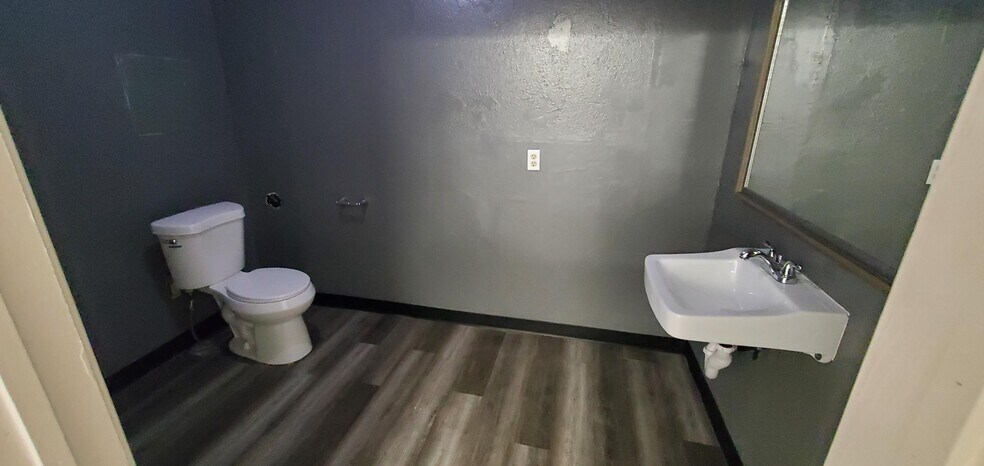 More Photos Of 163 W 11th St, Tracy Office For Lease