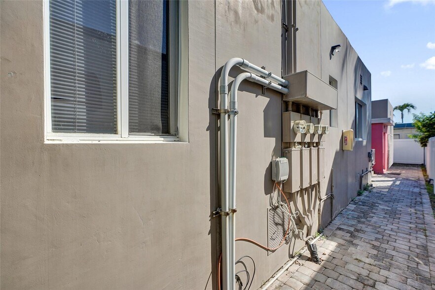 More Photos Of 322 Oklahoma St, Hollywood Multifamily For Sale