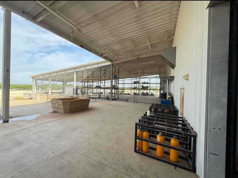 More Photos Of 2336 US-183, Cuero Warehouse For Sale