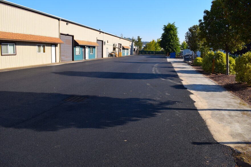 More Photos Of 4216 W 7th Ave, Eugene Warehouse For Lease