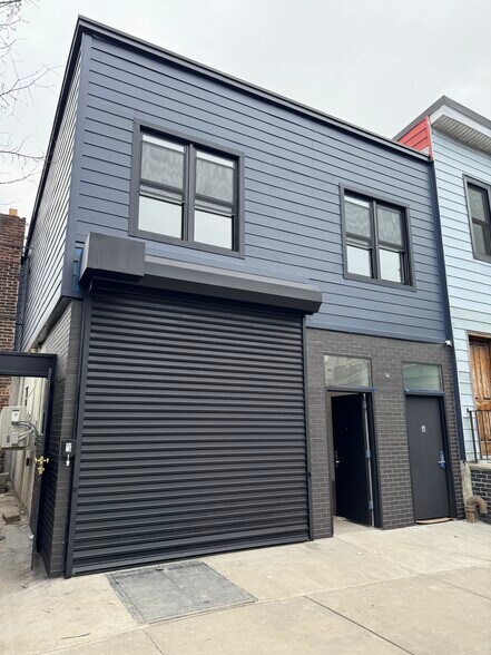 More Photos Of 124 30th St, Brooklyn Showroom For Lease