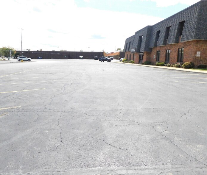 More Photos Of 700 W Jefferson St, Shorewood Office For Lease