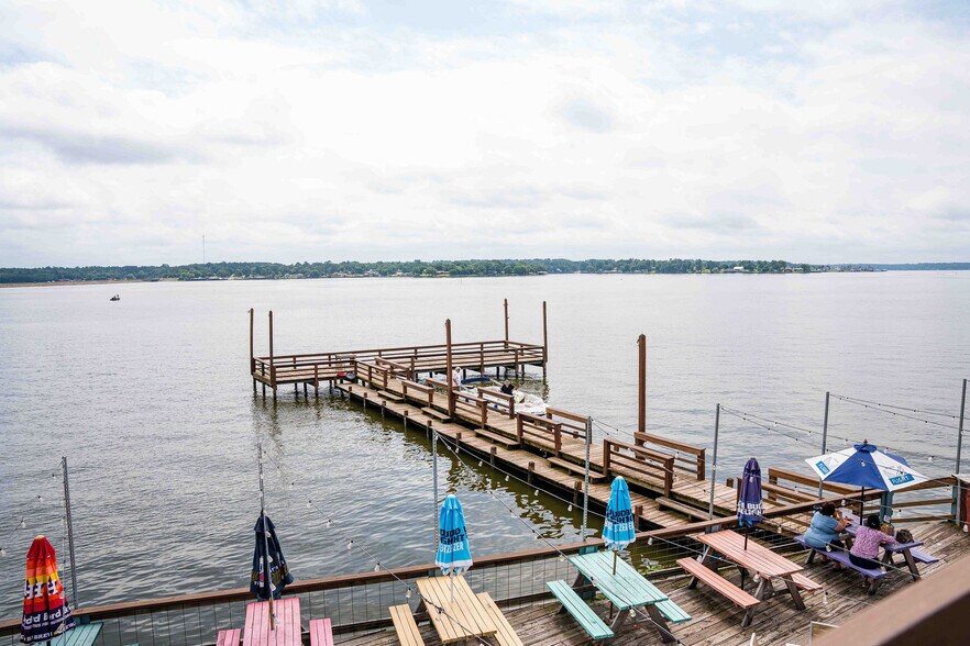 More Photos Of 371 Navaho Trl, Onalaska Restaurant For Lease