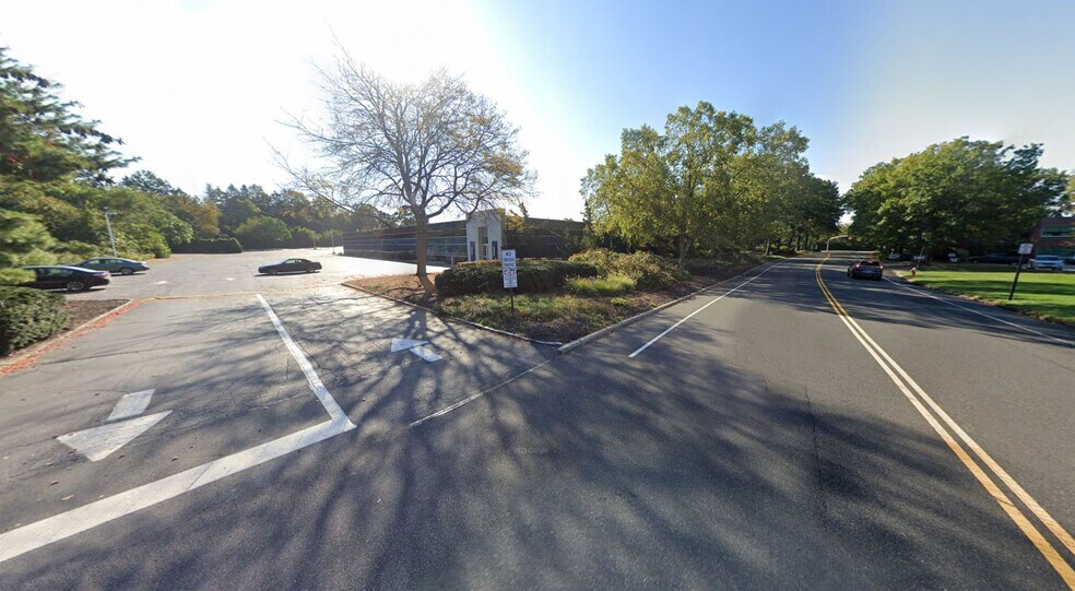 More Photos Of 100 Sunnyside Blvd, Woodbury Office For Lease