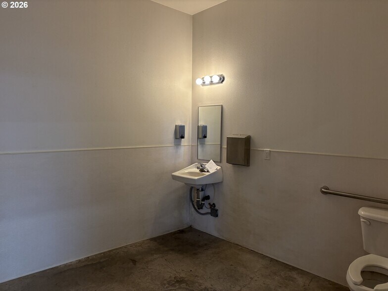 More Photos Of 2401 E Hancock St, Newberg Flex For Lease