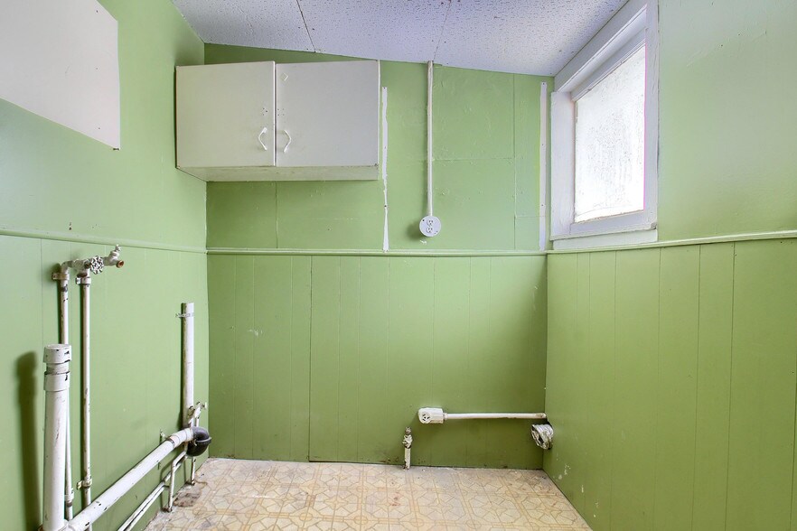 More Photos Of 2555 Sheridan Blvd, Edgewater Storefront Retail Office For Sale