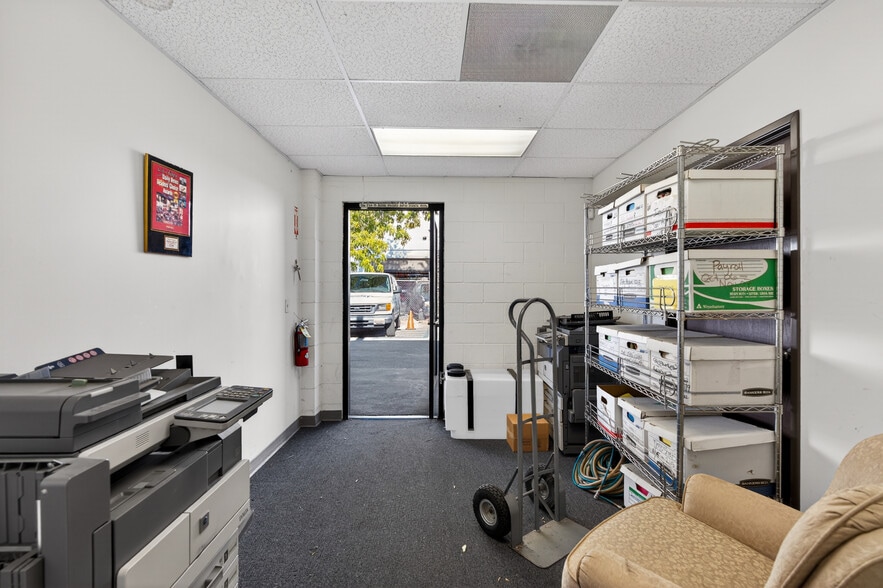 More Photos Of 8116-8144 Deering Ave, Canoga Park Warehouse For Lease