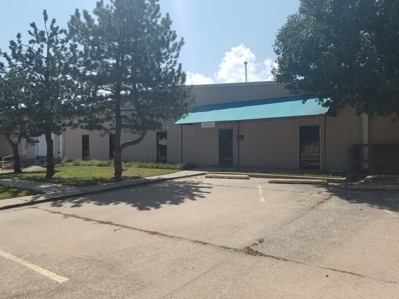 More Photos Of 604 N Redbud Ave, Broken Arrow Warehouse For Lease