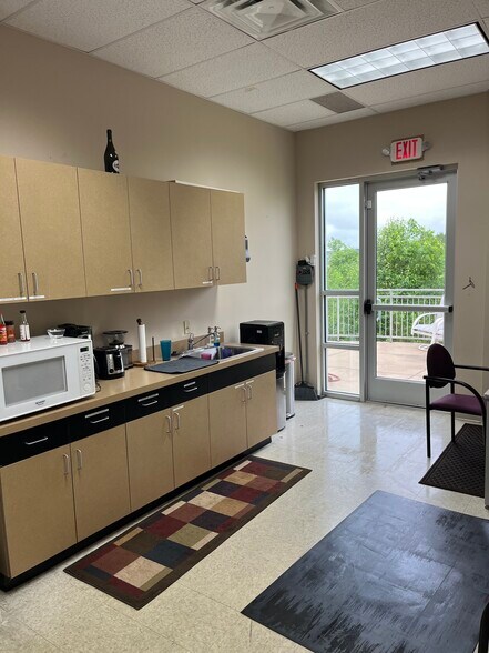 More Photos Of 17824-17826 Edison Ave, Chesterfield Flex For Lease