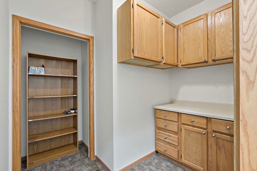 More Photos Of 2560-2568 Rice St, Saint Paul Office For Sale