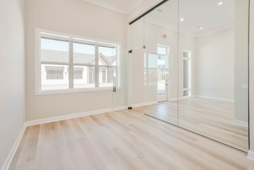 More Photos Of 1325 Main St, Katy Office For Lease