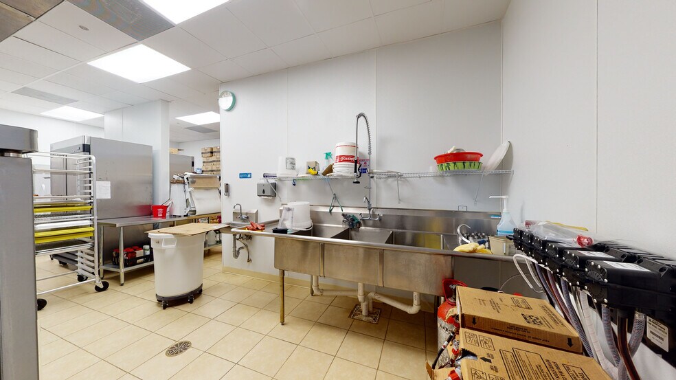 More Photos Of 5111 Common St, Lake Charles General Retail For Lease