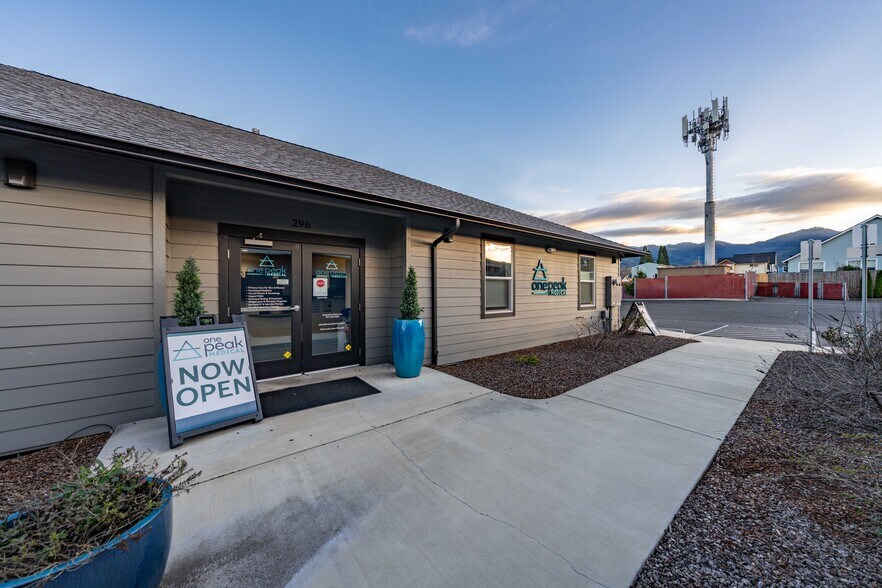 More Photos Of 296 S Pacific Hwy, Talent Medical For Sale