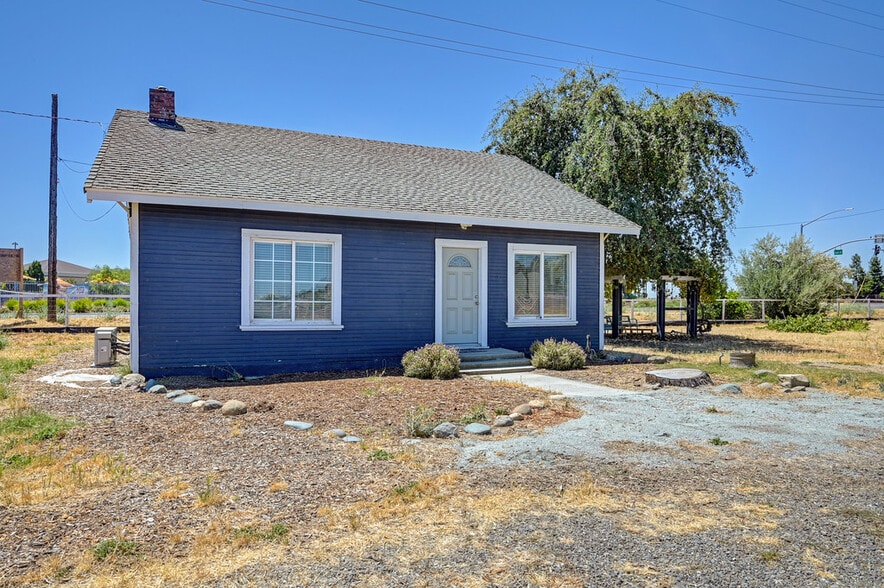 More Photos Of 19435 East St, Woodland Specialty For Sale