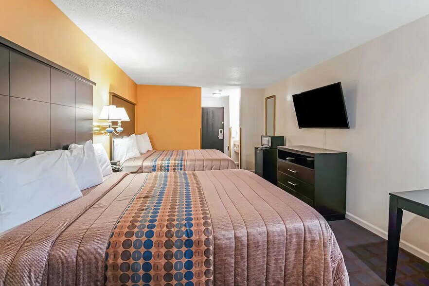 More Photos Of 800 Senate Ave, Red Oak Hotel For Sale